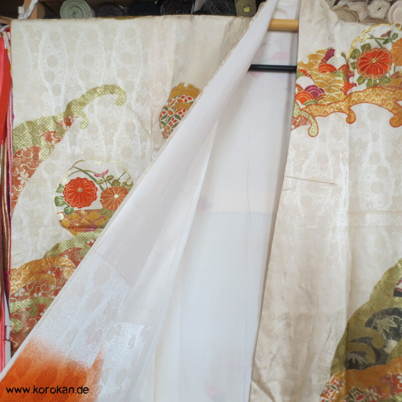 gestickte Wellen, Chrysanthemen, viele Details Seiden Furisode
