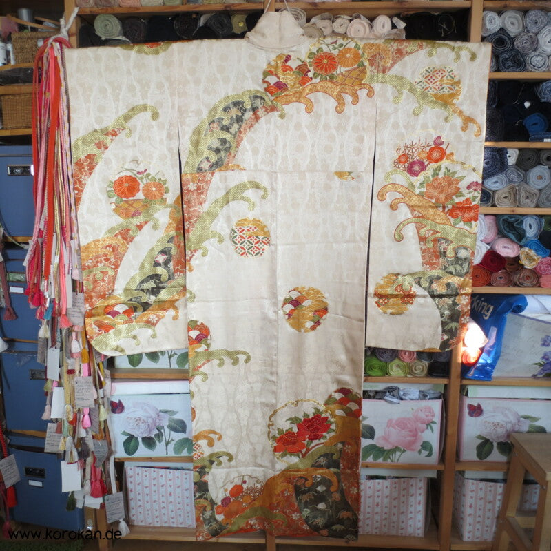 gestickte Wellen, Chrysanthemen, viele Details Seiden Furisode