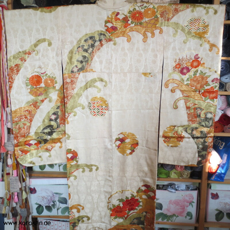 gestickte Wellen, Chrysanthemen, viele Details Seiden Furisode