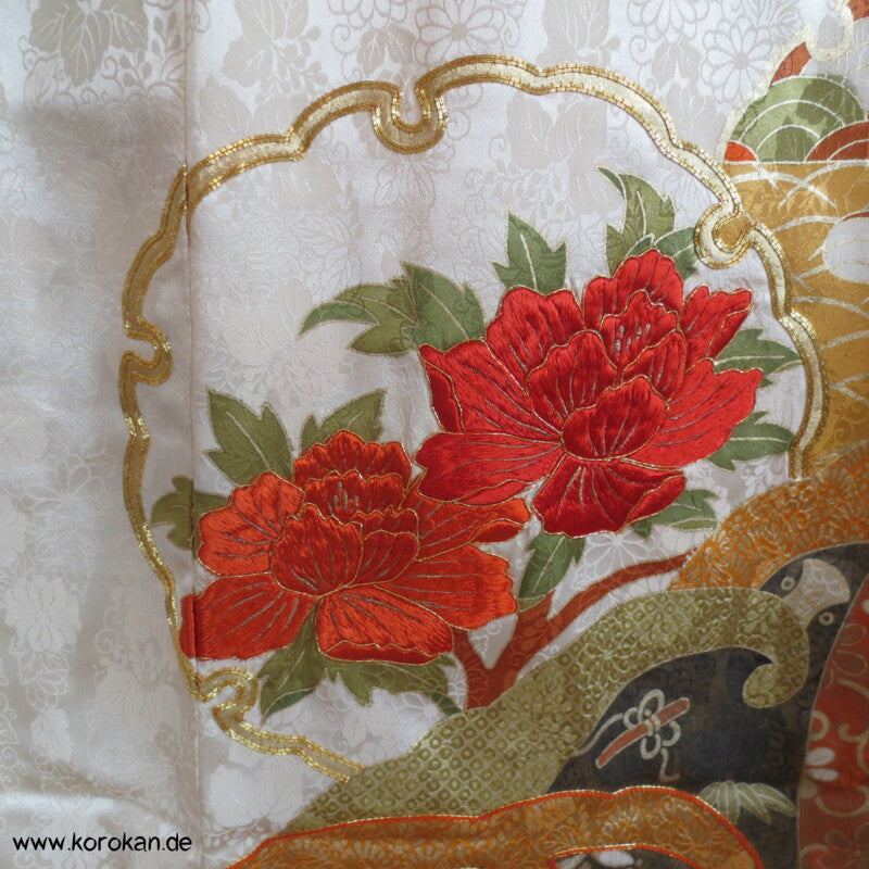 gestickte Wellen, Chrysanthemen, viele Details Seiden Furisode