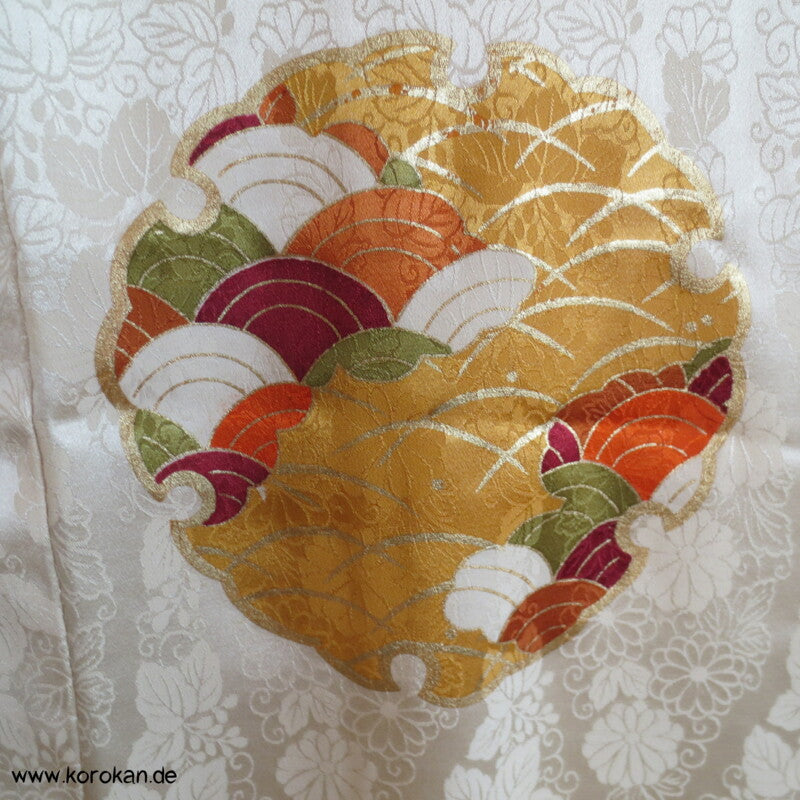gestickte Wellen, Chrysanthemen, viele Details Seiden Furisode