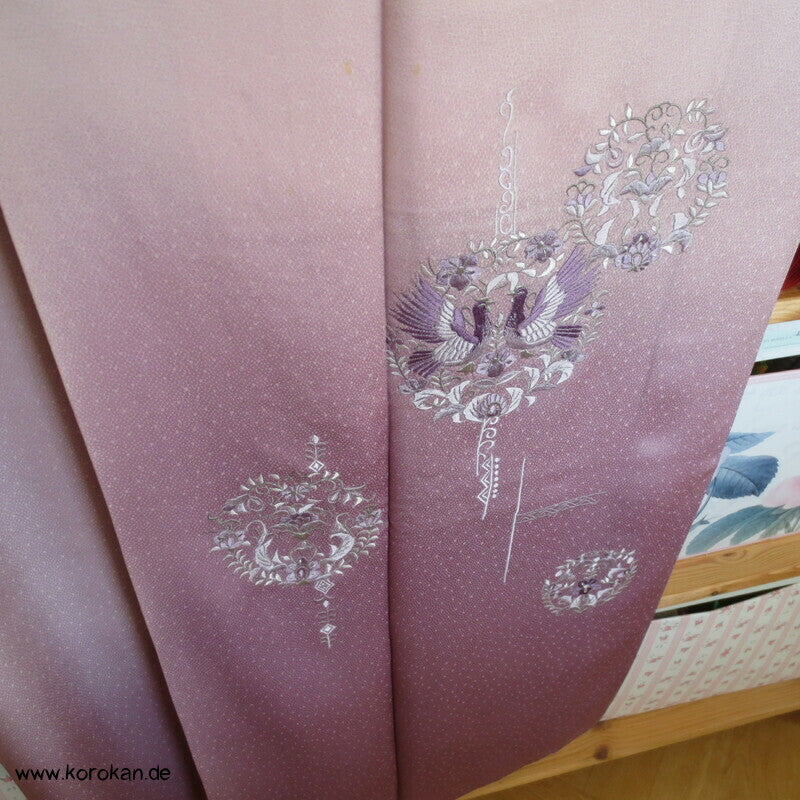 Tsukesage Kimono mauve Seidendamast bestickt