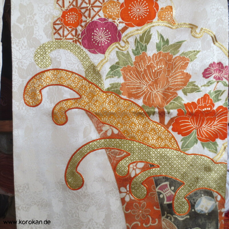 gestickte Wellen, Chrysanthemen, viele Details Seiden Furisode