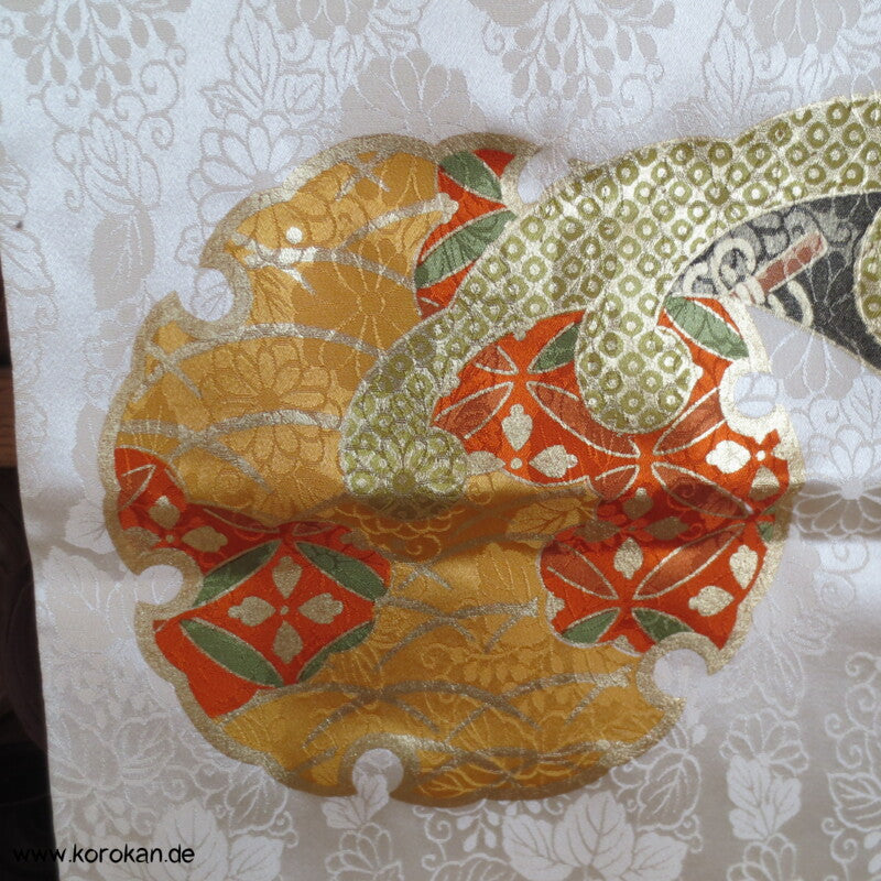 gestickte Wellen, Chrysanthemen, viele Details Seiden Furisode