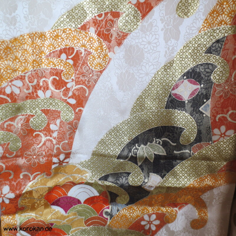gestickte Wellen, Chrysanthemen, viele Details Seiden Furisode