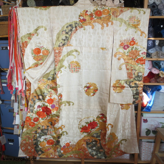 gestickte Wellen, Chrysanthemen, viele Details Seiden Furisode