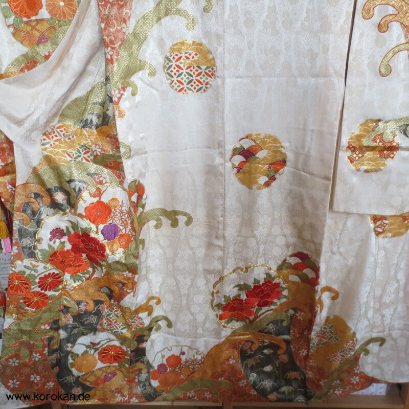 gestickte Wellen, Chrysanthemen, viele Details Seiden Furisode
