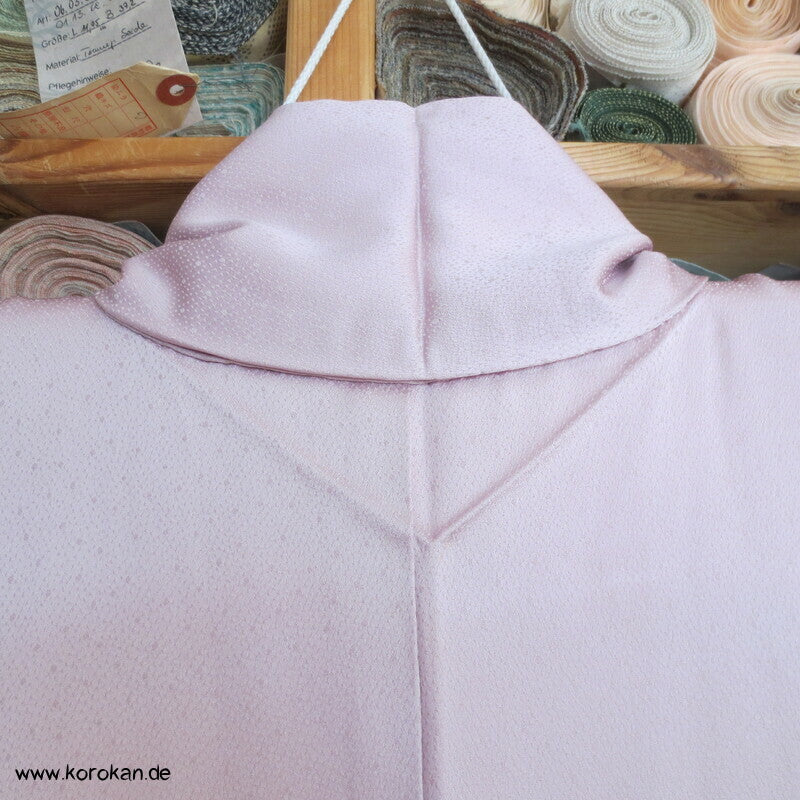 Tsukesage Kimono mauve Seidendamast bestickt