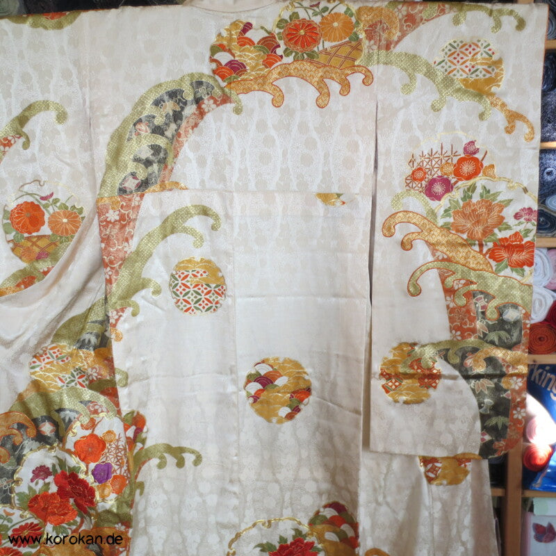 gestickte Wellen, Chrysanthemen, viele Details Seiden Furisode
