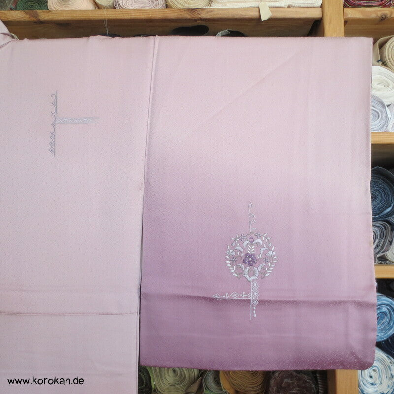 Tsukesage Kimono mauve Seidendamast bestickt