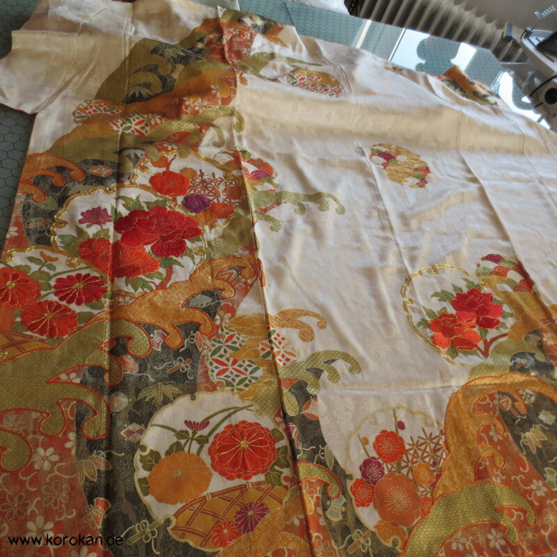 gestickte Wellen, Chrysanthemen, viele Details Seiden Furisode