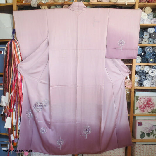 Tsukesage Kimono mauve Seidendamast bestickt