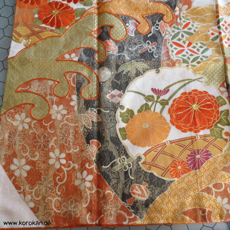 gestickte Wellen, Chrysanthemen, viele Details Seiden Furisode