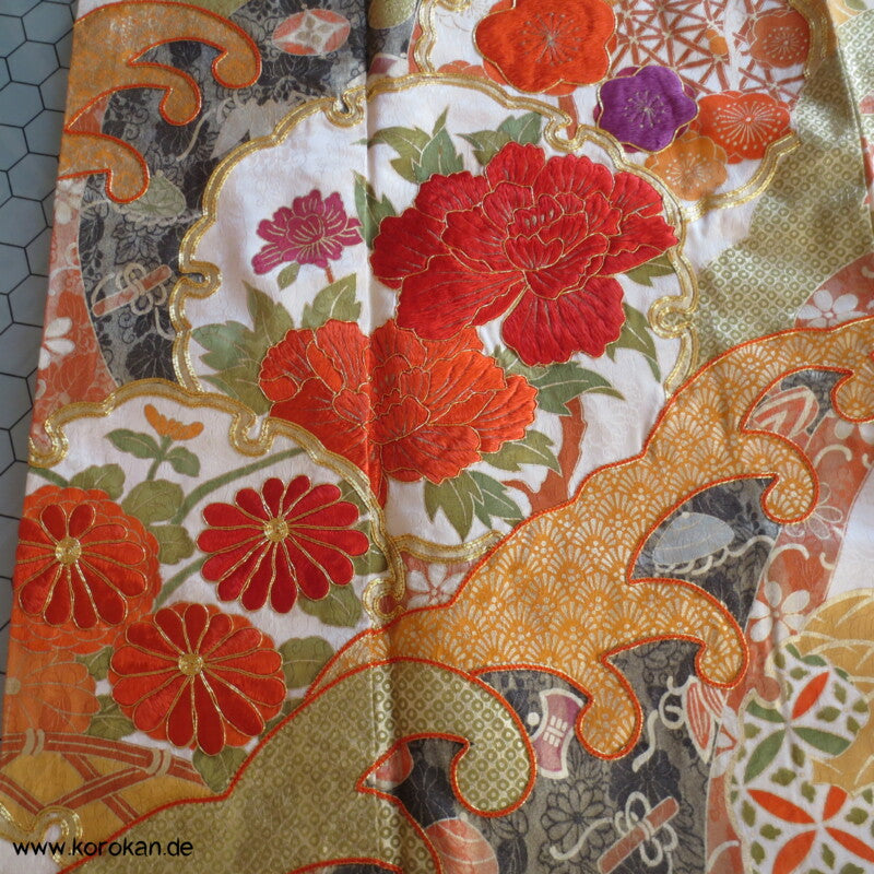gestickte Wellen, Chrysanthemen, viele Details Seiden Furisode