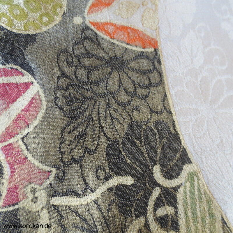 gestickte Wellen, Chrysanthemen, viele Details Seiden Furisode