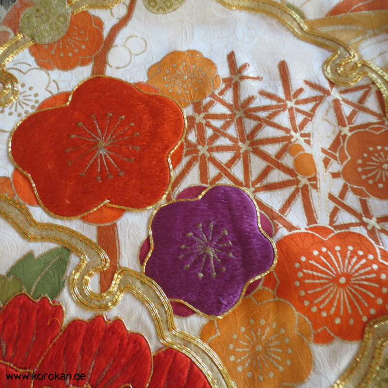 gestickte Wellen, Chrysanthemen, viele Details Seiden Furisode
