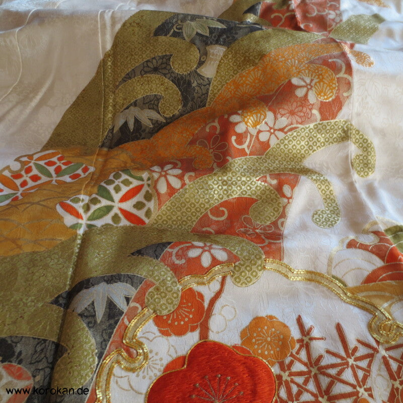gestickte Wellen, Chrysanthemen, viele Details Seiden Furisode