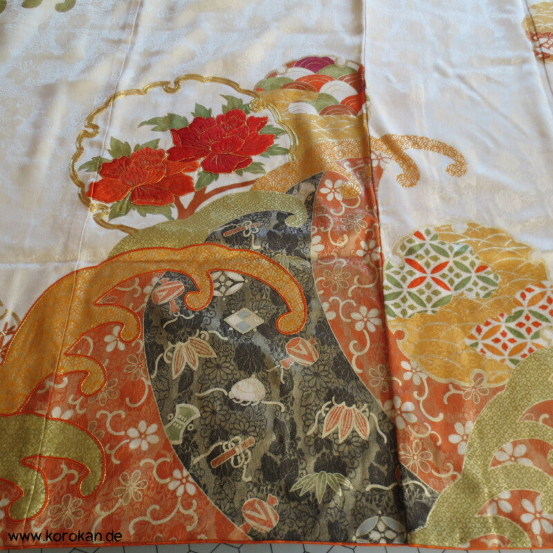 gestickte Wellen, Chrysanthemen, viele Details Seiden Furisode