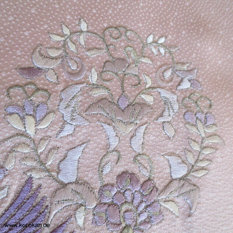 Tsukesage Kimono mauve Seidendamast bestickt