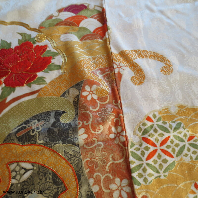 gestickte Wellen, Chrysanthemen, viele Details Seiden Furisode