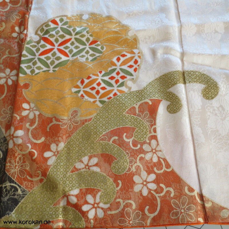 gestickte Wellen, Chrysanthemen, viele Details Seiden Furisode