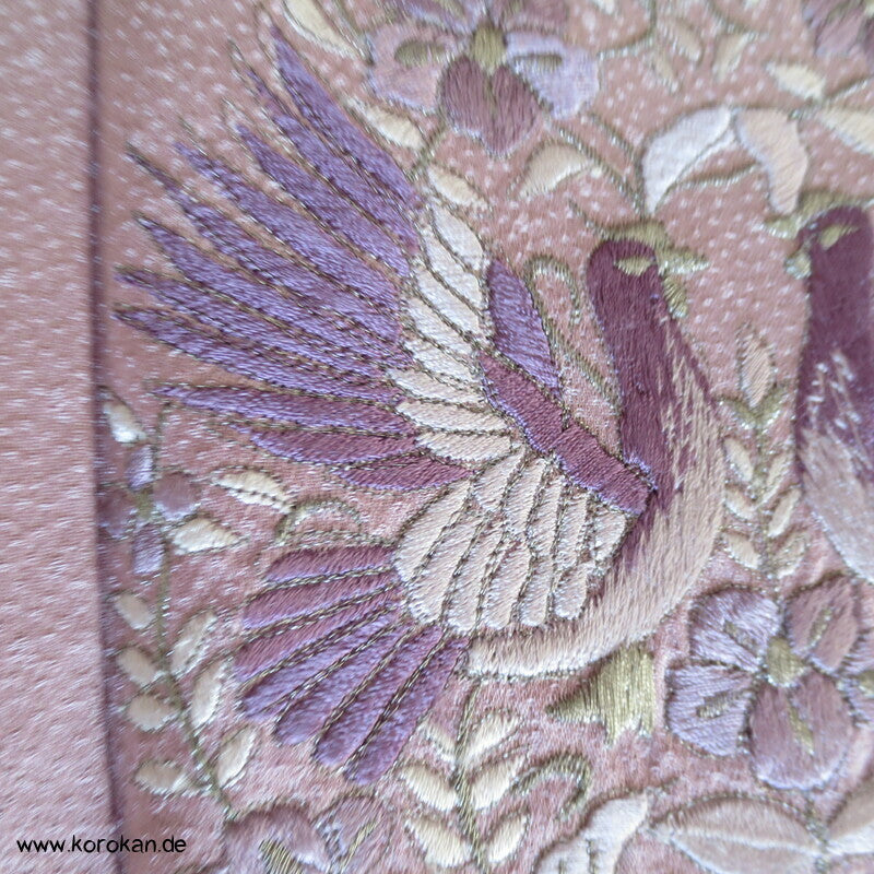 Tsukesage Kimono mauve Seidendamast bestickt