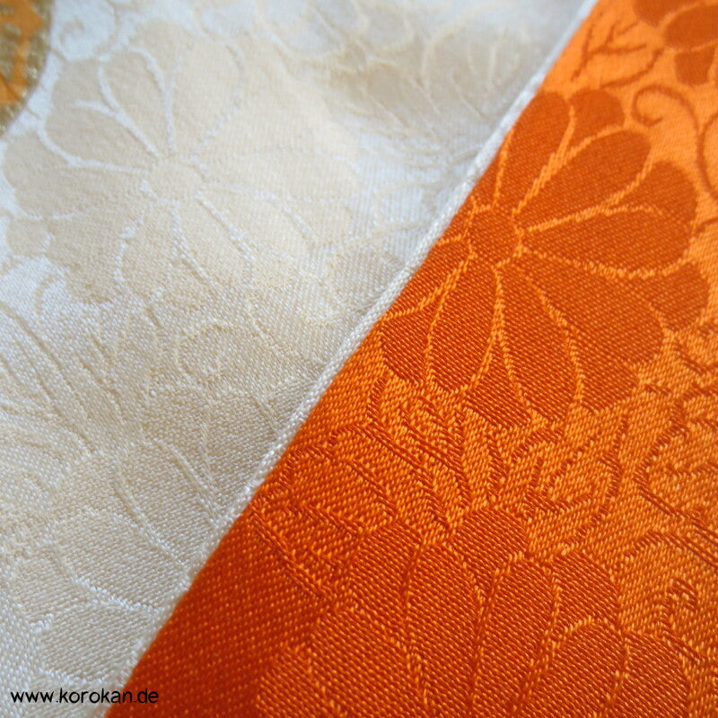 gestickte Wellen, Chrysanthemen, viele Details Seiden Furisode