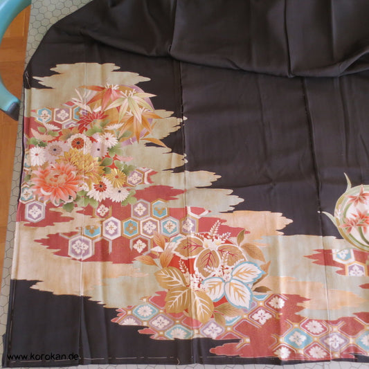 Tomesode Blumen, Golddruck/ -stickerei Seiden Kimono Karieba