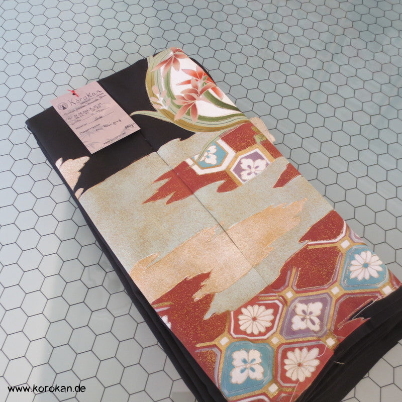 Tomesode Blumen, Golddruck/ -stickerei Seiden Kimono Karieba