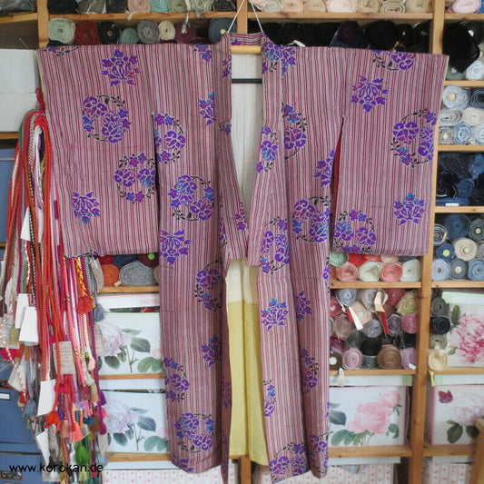 Blumenrondelle über Streifen Seiden Komon Kimono