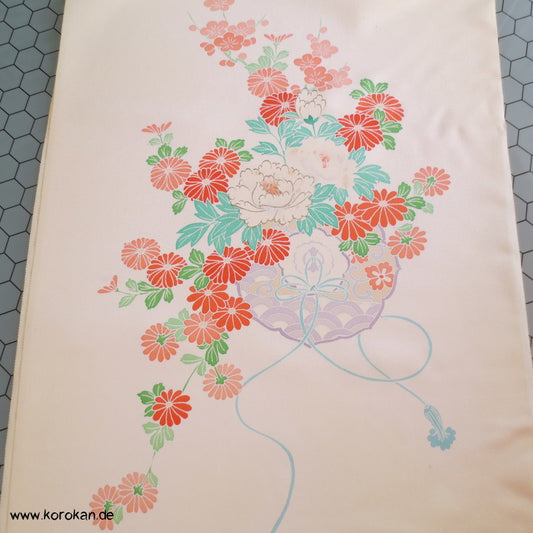 Yuzen Blumen mit Golddruck auf Schneegestöber Tanmono
