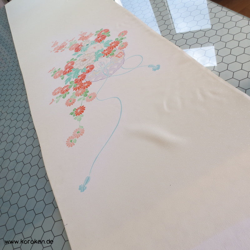 Yuzen Blumen mit Golddruck auf Schneegestöber Tanmono
