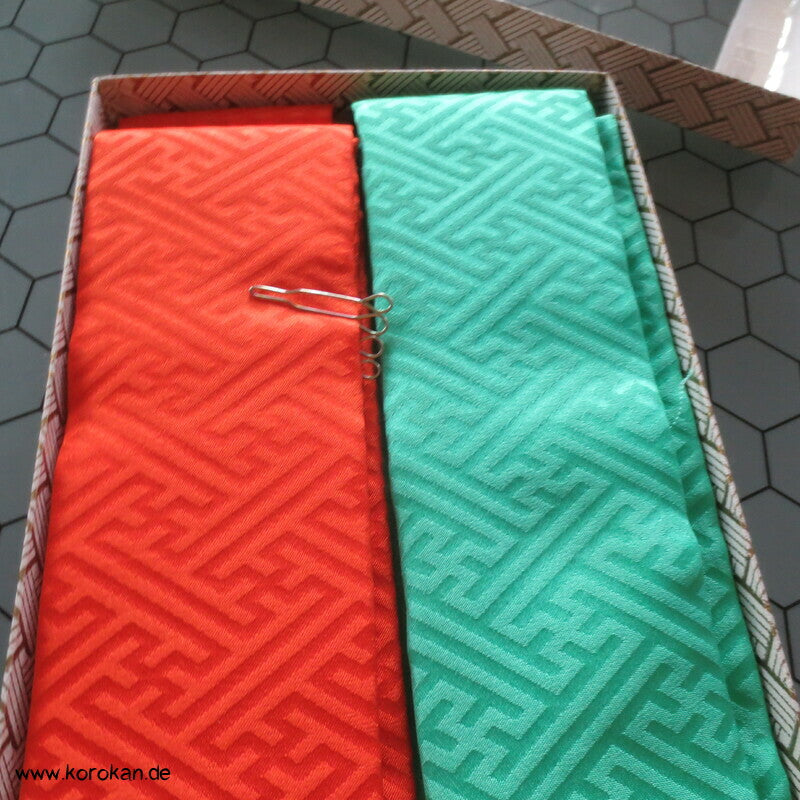 2 Kasane Eri Kimono Kragen gepolstert, Sayagata Damast Seide, in Box