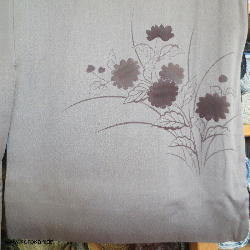 Tsukesage Kimono graumauve Seidendamast teilbestickt