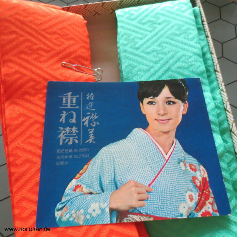 2 Kasane Eri Kimono Kragen gepolstert, Sayagata Damast Seide, in Box