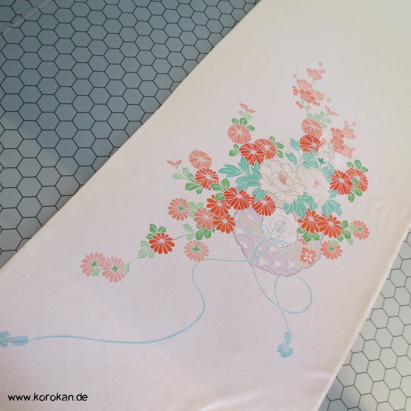 Yuzen Blumen mit Golddruck auf Schneegestöber Tanmono