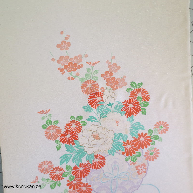 Yuzen Blumen mit Golddruck auf Schneegestöber Tanmono