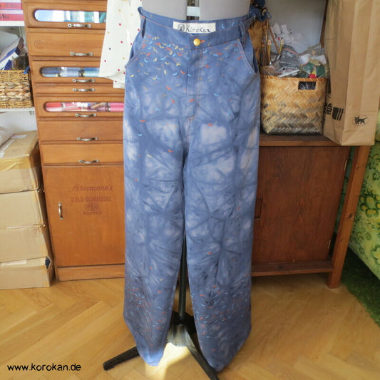 Jeans aus Kimono Seide mit eingewebten Fächern, gebatikt,  Gr. 38