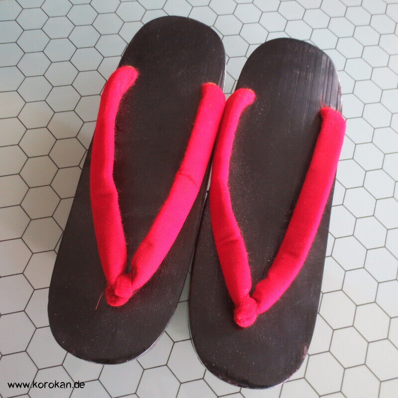 Vintage Geta Zehenstegsandalen - schwarzes Holz, rote Stoffriemen