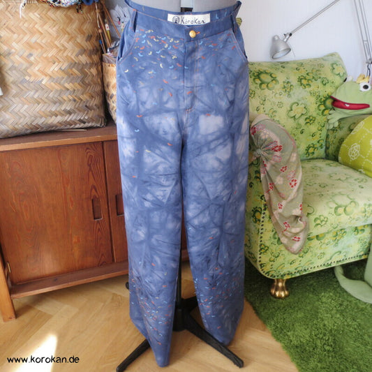 Jeans aus Kimono Seide mit eingewebten Fächern, gebatikt,  Gr. 38