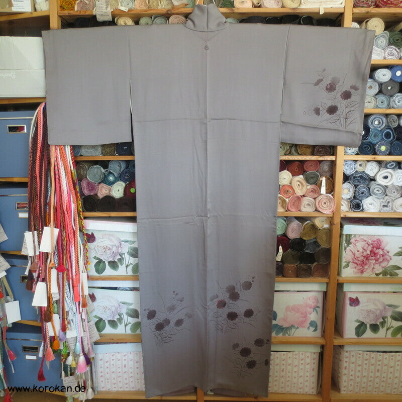 Tsukesage Kimono graumauve Seidendamast teilbestickt