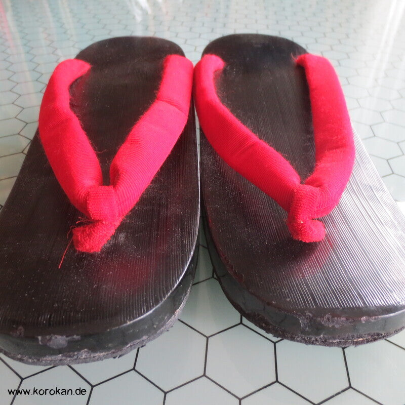 Vintage Geta Zehenstegsandalen - schwarzes Holz, rote Stoffriemen