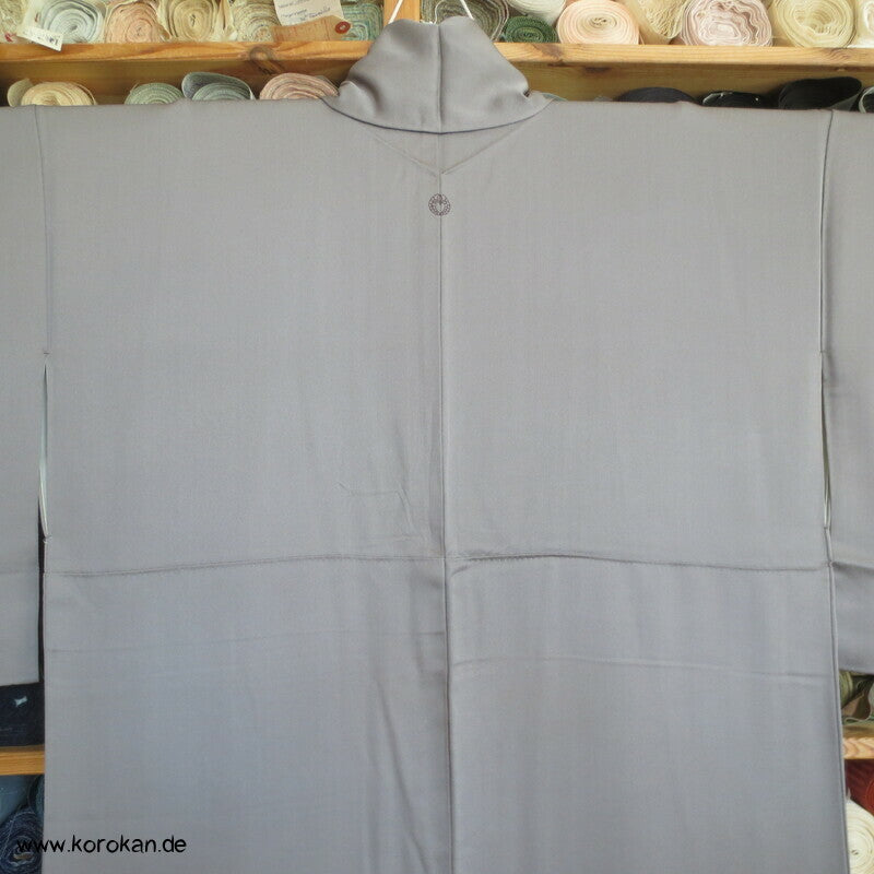 Tsukesage Kimono graumauve Seidendamast teilbestickt