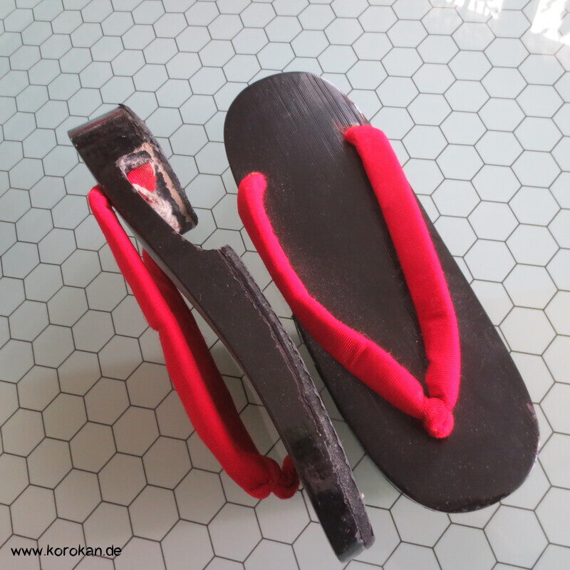 Vintage Geta Zehenstegsandalen - schwarzes Holz, rote Stoffriemen