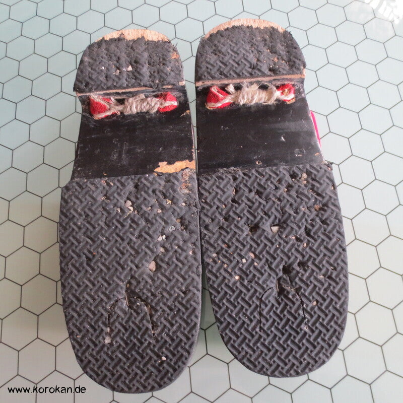 Vintage Geta Zehenstegsandalen - schwarzes Holz, rote Stoffriemen