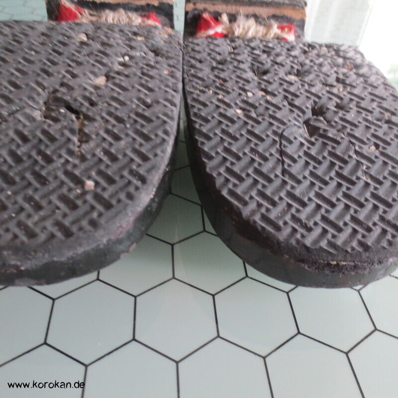 Vintage Geta Zehenstegsandalen - schwarzes Holz, rote Stoffriemen