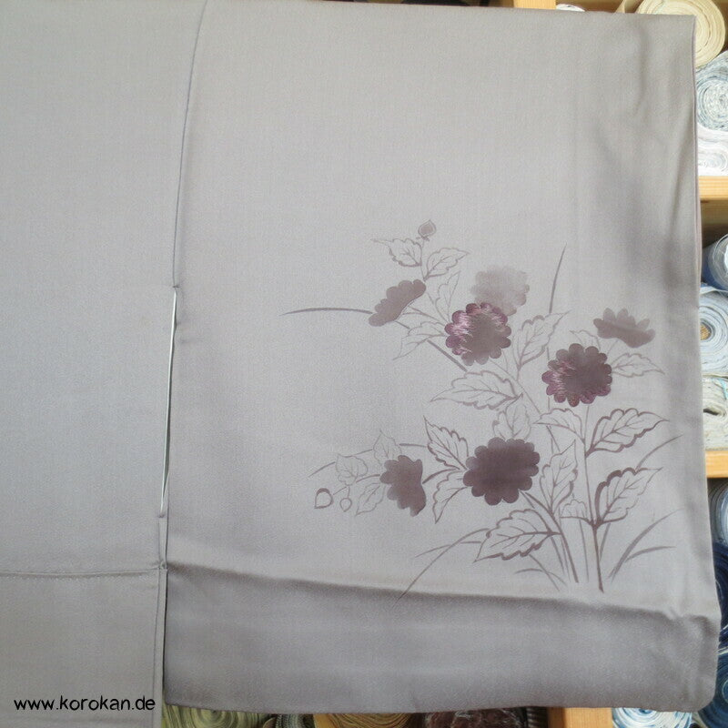 Tsukesage Kimono graumauve Seidendamast teilbestickt