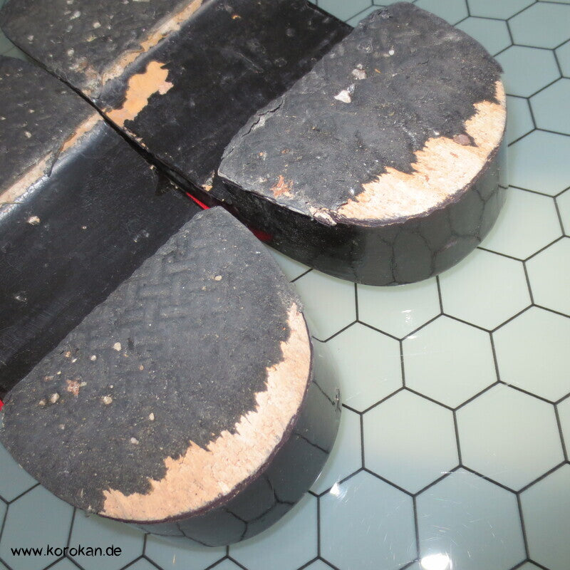 Vintage Geta Zehenstegsandalen - schwarzes Holz, rote Stoffriemen