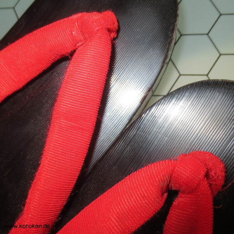 Vintage Geta Zehenstegsandalen - schwarzes Holz, rote Stoffriemen