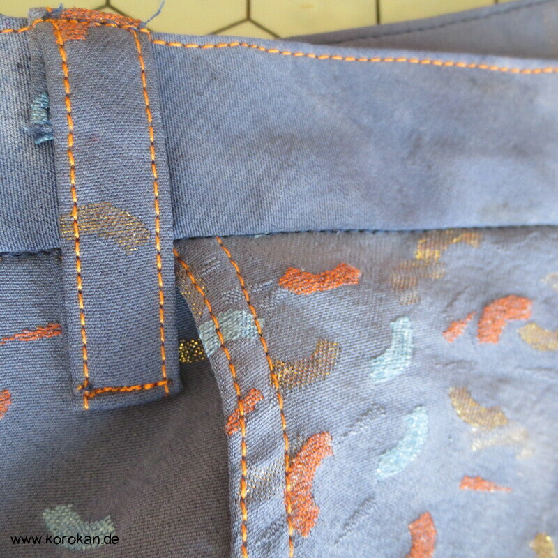 Jeans aus Kimono Seide mit eingewebten Fächern, gebatikt,  Gr. 38